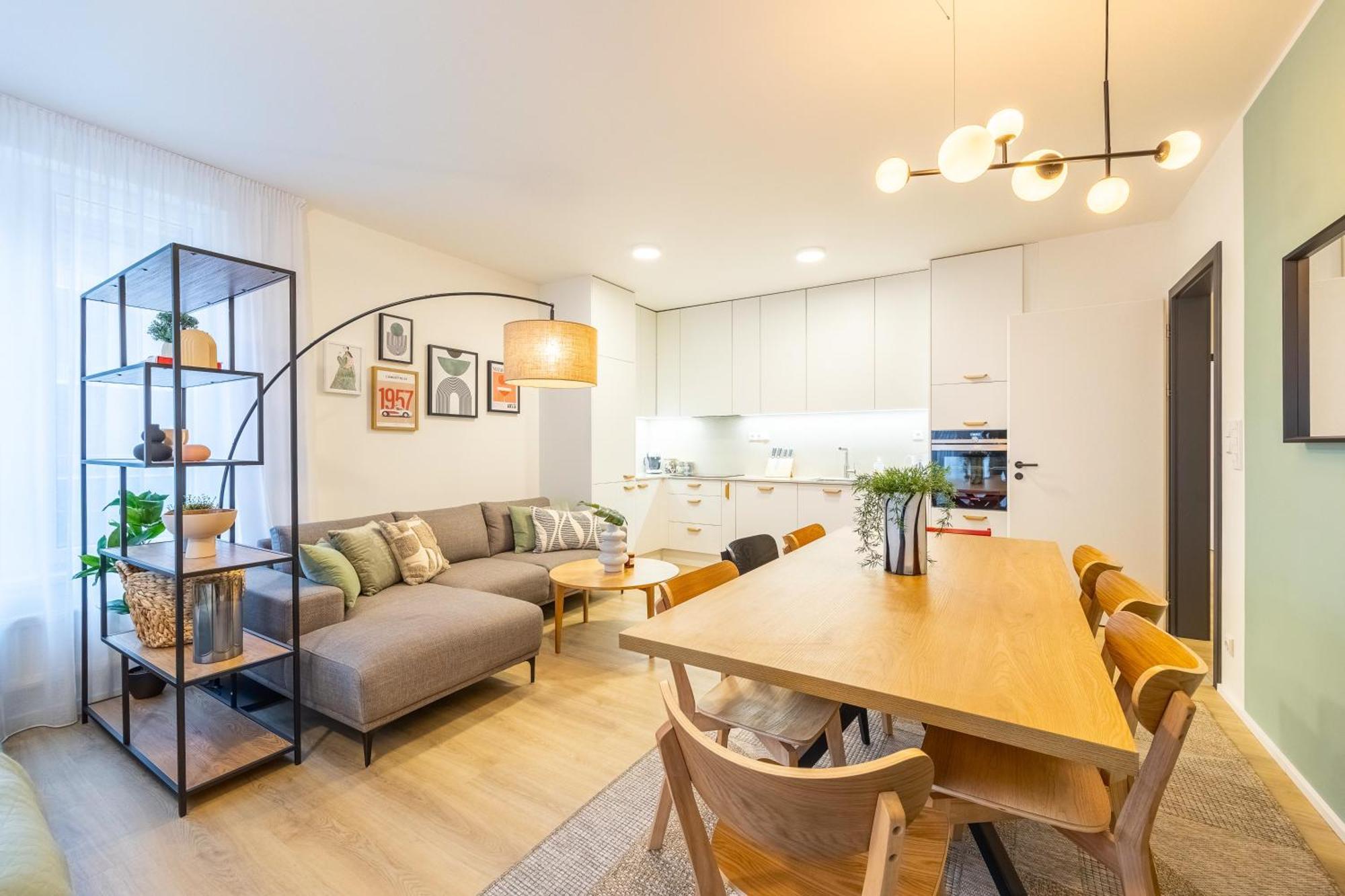 Spacious 3br - 2 Parking Spots, Full Kitchen, By Gravity Praha